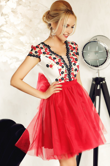 Rochie Fofy rosie de ocazie in clos din tul captusita pe interior cu insertii de broderie