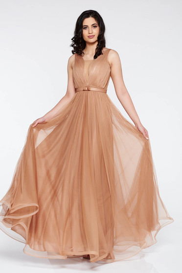 Rochie Ana Radu crem de lux cu decolteu adanc din tul captusita pe interior accesorizata cu cordon