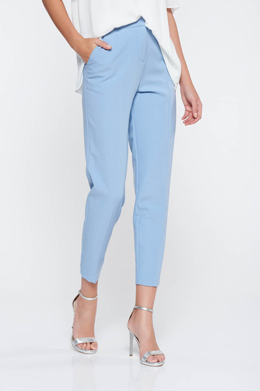 Pantaloni albastri deschis office conici cu talie medie din stofa subtire usor elastica cu buzunare