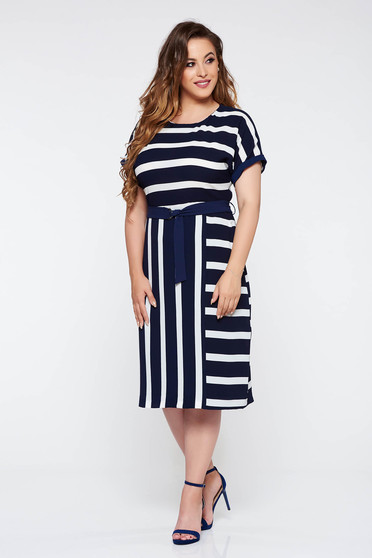 Rochie albastra-inchis de zi din material vaporos neelastic captusita pe interior accesorizata cu cordon