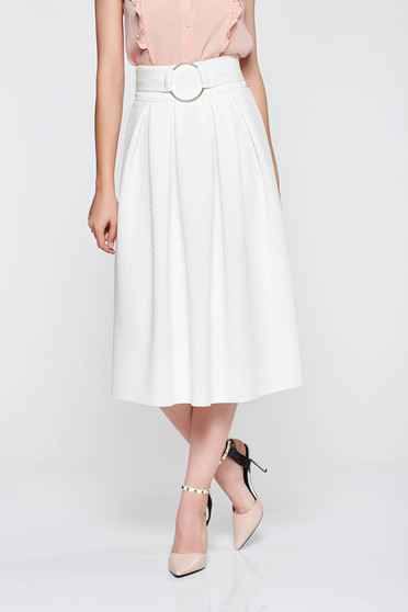 Fusta alba eleganta in clos cu talie inalta din material moale cu accesoriu metalic