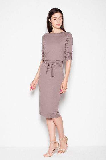 Rochie Venaton maro casual cu un croi drept din material subtire usor elastic accesorizata cu cordon
