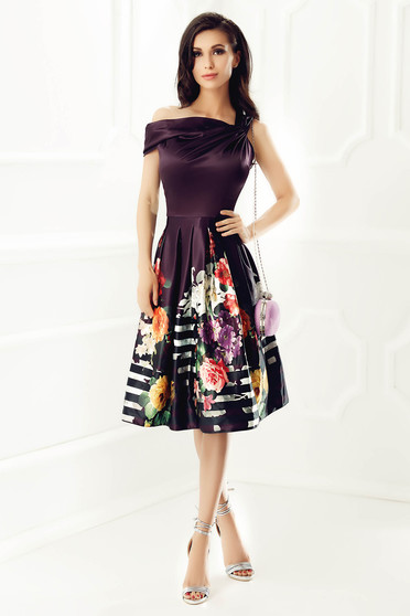 Rochie mov de ocazie in clos cu imprimeu floral din material satinat captusita pe interior