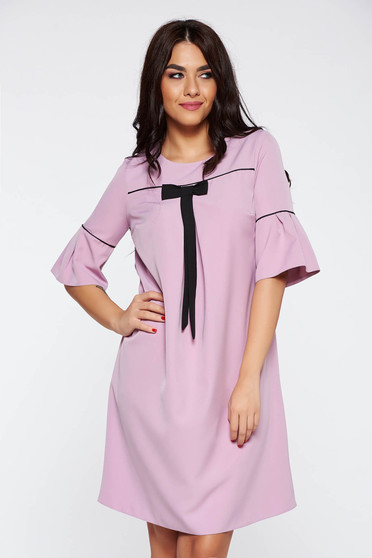 Rochie roz deschis eleganta cu croi larg din stofa subtire usor elastica cu maneci clopot