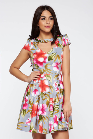 Rochie gri de zi in clos din material elastic decupat la bust cu imprimeuri florale