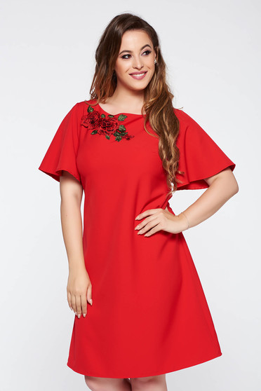 Rochie rosie eleganta cu croi larg din stofa subtire usor elastica cu insertii de broderie