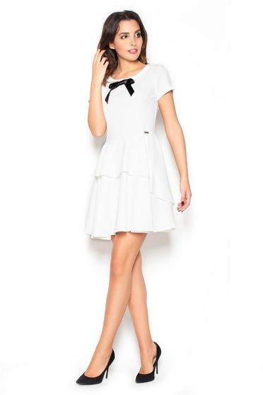 Rochie Katrus alba de ocazie scurta cu maneca scurta cu un croi evazat accesorizata cu o fundita