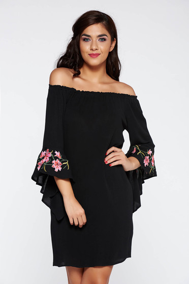 Rochie neagra casual cu maneci clopot cu umeri goi material subtire brodata