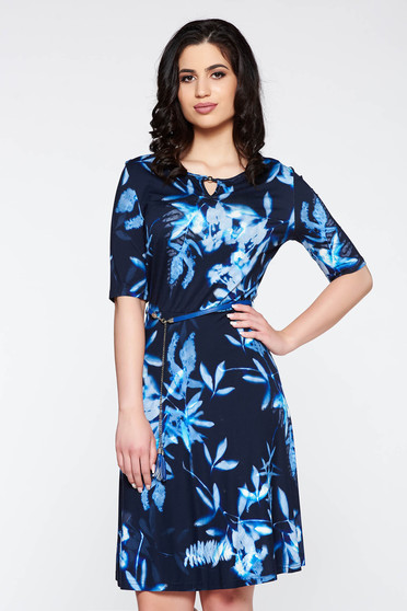 Rochie albastra-inchis casual cu maneca scurta in clos cu accesoriu tip curea cu print