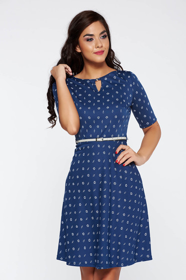 Rochie albastra casual cu maneca scurta in clos cu accesoriu tip curea cu print