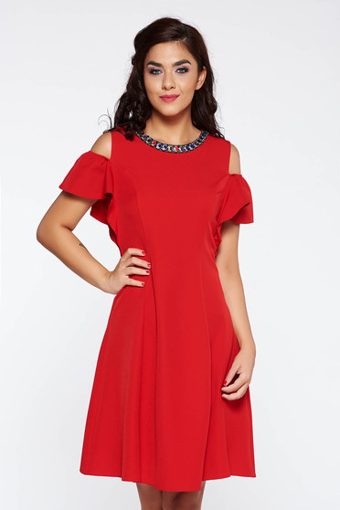 Rochie rosie eleganta cu un croi evazat din stofa usor elastica cu umeri goi