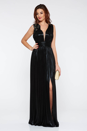 Rochie LaDonna neagra de ocazie in clos din material lucios cu decolteu adanc