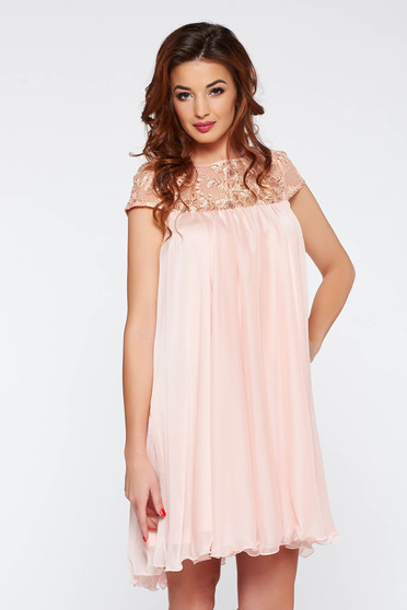 Rochie Artista rosa de ocazie cu croi larg din voal captusita pe interior cu insertii de broderie