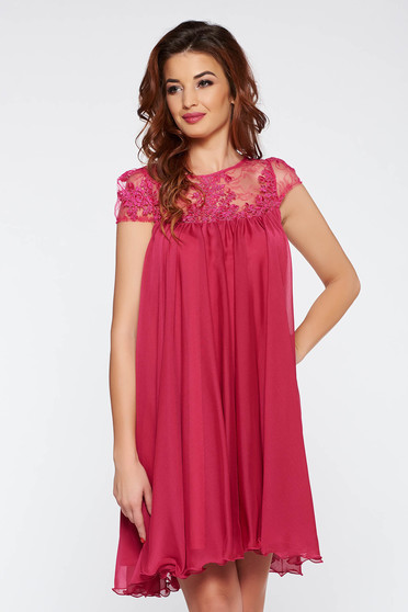 Rochie Artista fuchsia de ocazie cu croi larg din voal captusita pe interior cu insertii de broderie