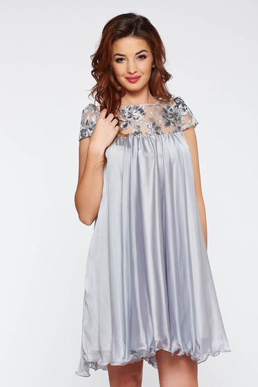 Rochie Artista gri de ocazie cu croi larg din voal captusita pe interior cu insertii de broderie