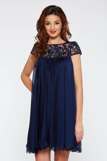 Rochie Artista albastra-inchis de ocazie cu croi larg din voal captusita pe interior cu insertii de broderie
