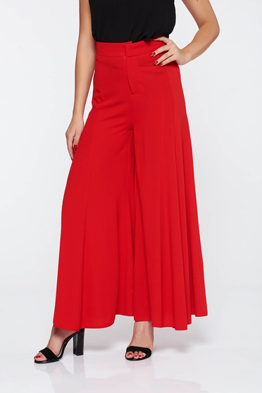 Pantaloni rosii eleganti cu un croi evazat cu talie inalta din material vaporos