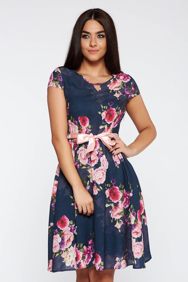 Rochie albastra-inchis eleganta in clos din material subtire captusita pe interior accesorizata cu cordon