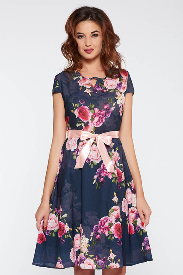 Rochie albastra-inchis eleganta in clos din material subtire captusita pe interior accesorizata cu cordon