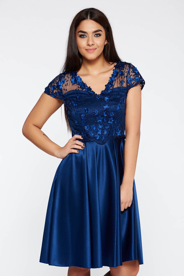 Rochie albastra-inchis de ocazie croi in clos din material satinat cu aplicatii cu margele