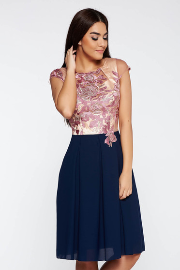 Costum damă rosa elegant din material fin la atingere captusit pe interior cu insertii de broderie