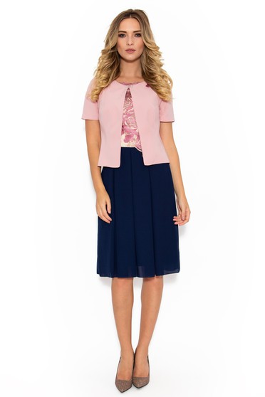 Costum damă rosa elegant din material fin la atingere captusit pe interior cu insertii de broderie
