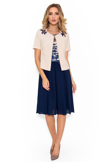 Costum damă crem elegant din material fin la atingere captusit pe interior cu insertii de broderie
