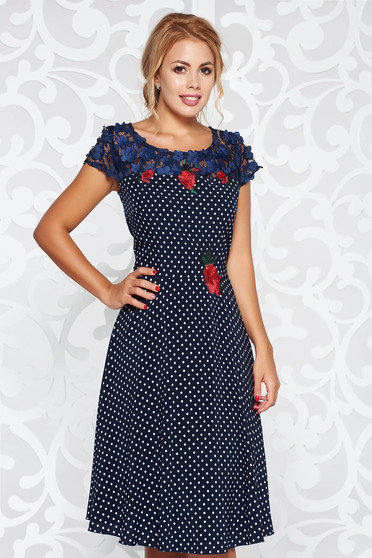 Rochie albastra-inchis midi eleganta cu croi in clos cu insertii de broderie
