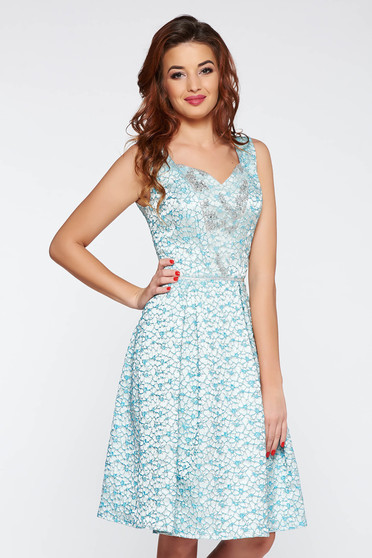 Rochie albastra-deschis de ocazie croi in clos din jaquard cu aplicatii cu pietre strass