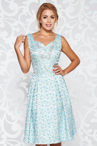 Rochie albastra-deschis de ocazie croi in clos din jaquard cu aplicatii cu pietre strass