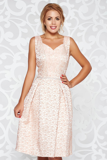 Rochie rosa de ocazie croi in clos din jaquard cu aplicatii cu pietre strass