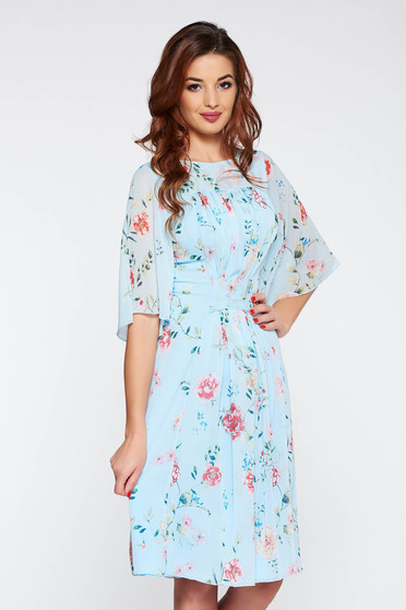 Rochie albastra-deschis eleganta in clos cu imprimeuri florale din material vaporos si transparent