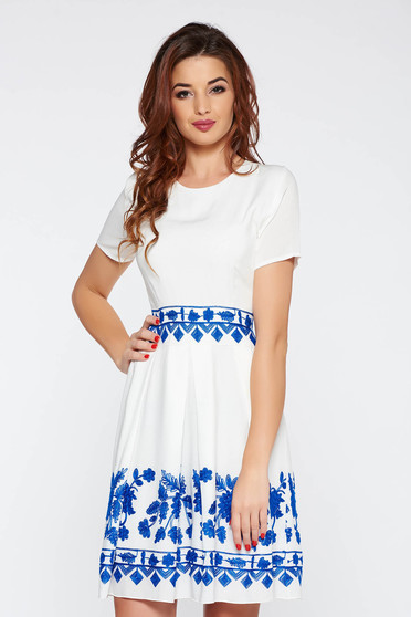 Rochie alba casual in clos cu insertii de broderie
