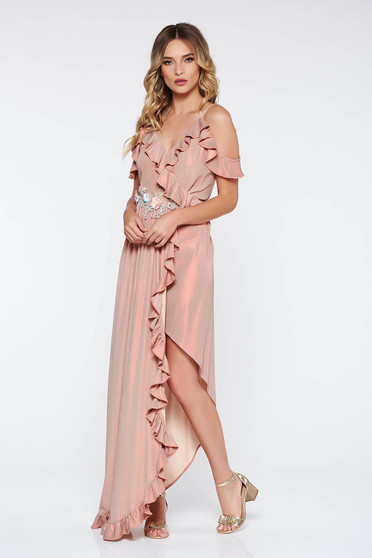 Rochie rosa de ocazie asimetrica cu umeri goi din material lucios elastic cu volanase