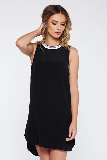 Rochie neagra de zi asimetrica cu croi larg din material vaporos fara maneci