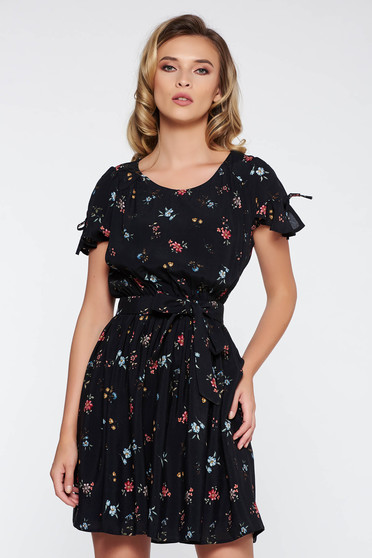 Rochie neagra de zi in clos din material subtire cu elastic in talie si volanase la maneca