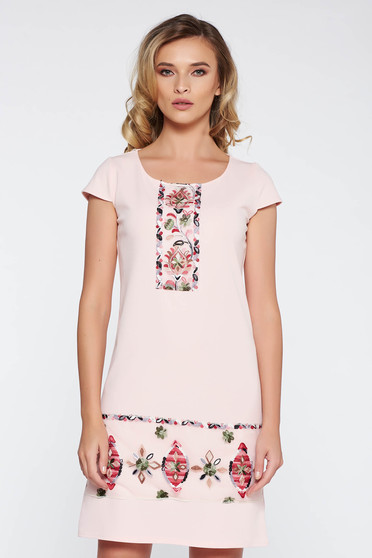 Rochie roz deschis eleganta cu croi larg din material elastic si moale cu insertii de broderie