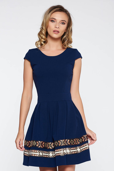 Rochie albastra-inchis eleganta in clos din stofa elastica subtire cu insertii de broderie