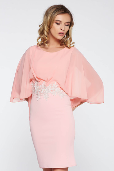 Rochie piersica de ocazie tip creion din stofa usor elastica si voal cu insertii de broderie
