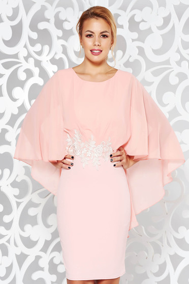 Rochie piersica de ocazie tip creion din stofa usor elastica si voal cu insertii de broderie