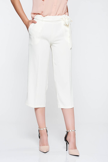 Pantaloni PrettyGirl albe cu talie inalta cu un croi evazat accesorizati cu cordon