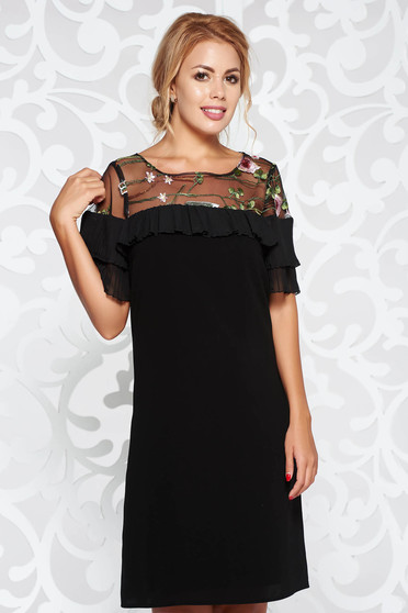 Rochie neagra de ocazie cu croi larg cu volanase cu insertii de broderie material fin la atingere