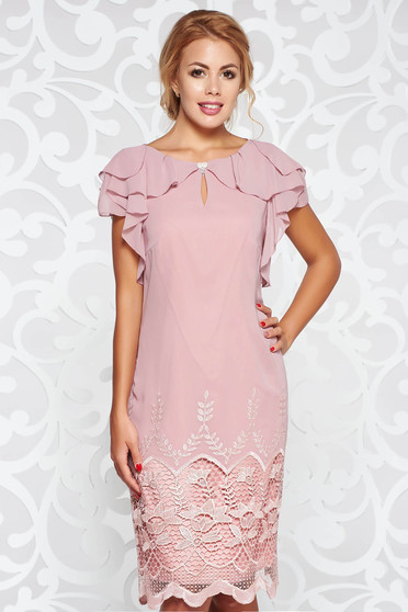 Rochie rosa de ocazie cu croi larg din material vaporos captusita pe interior cu aplicatii de dantela cu volanase