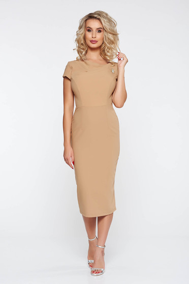 Rochie StarShinerS crem eleganta cu un croi mulat din material usor elastic accesorizata cu brosa