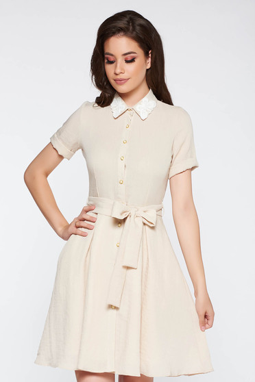 Rochie PrettyGirl nude casual in clos din material neelastic cu insertii de broderie accesorizata cu cordon