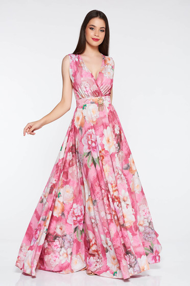 Rochie PrettyGirl roz de ocazie in clos cu decolteu adanc cu accesoriu metalic