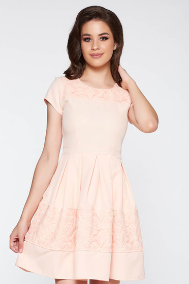 Rochie rosa eleganta in clos din stofa usor elastica cu aplicatii de dantela