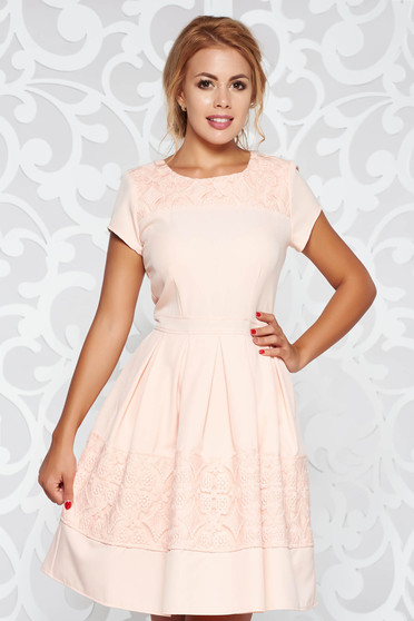 Rochie rosa eleganta in clos din stofa usor elastica cu aplicatii de dantela