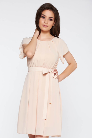 Rochie crem eleganta din voal captusita pe interior cu elastic in talie accesorizata cu cordon