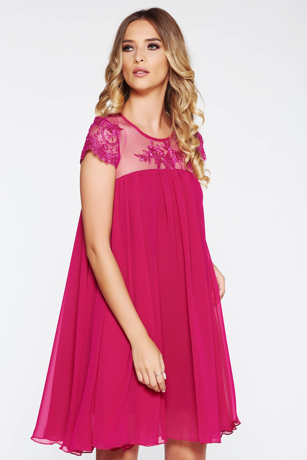 Rochie StarShinerS roz de ocazie cu croi larg din voal captusita pe interior cu insertii de broderie